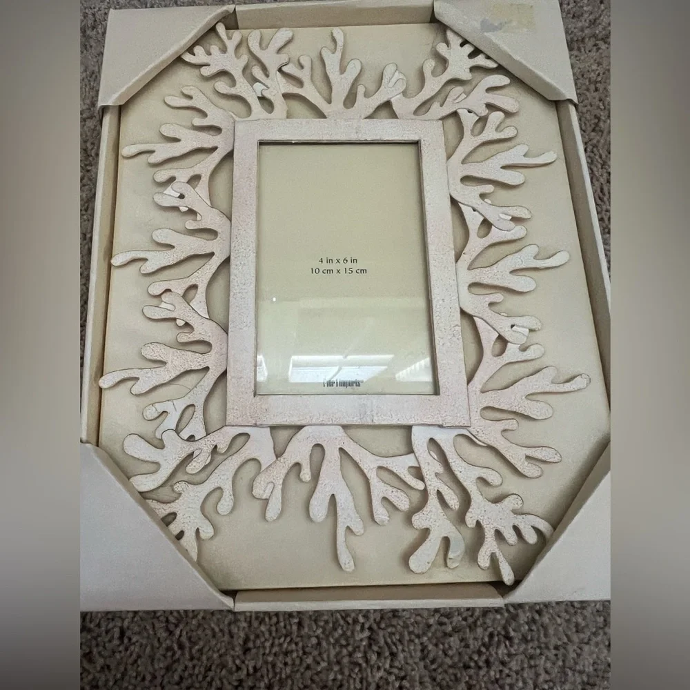 New in box pier 1 picture frame 4 x 6 table top coral beach ocean cream metal - Picture 3 of 11